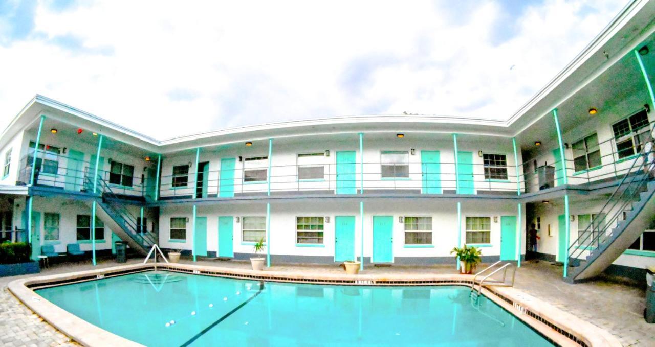 Uptown Inn & Suites São Petersburgo Exterior foto