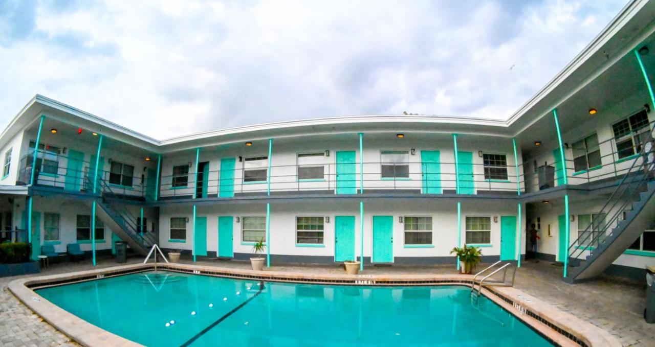 Uptown Inn & Suites São Petersburgo Exterior foto